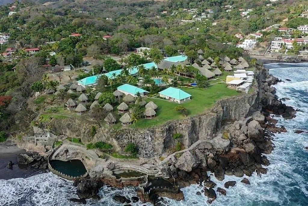 Resort con parqueo privado en la playa